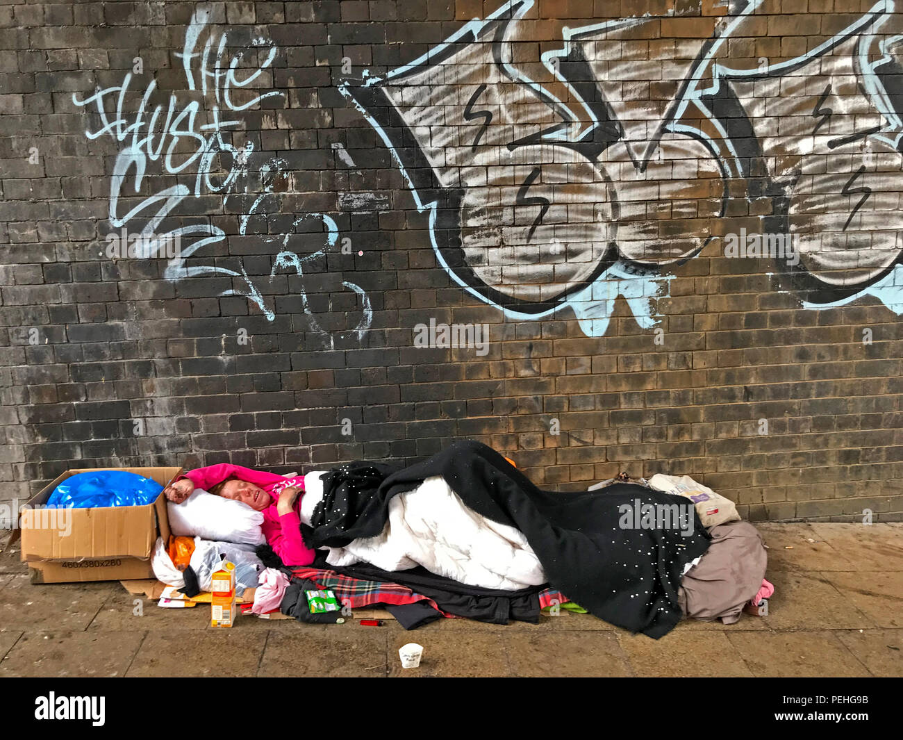 Obdachlosigkeit Obdachlosen, unter einem Bahnhof Arch, Manchester, North West England, Großbritannien Stockfoto
