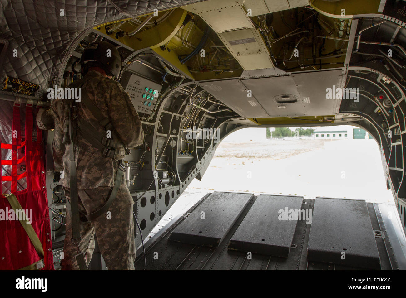 Us-Armee Sgt. 1. Klasse Layne Marti, Bravo Unternehmen 2-211 th Allgemeine Unterstützung Aviation Battalion, Aufzüge das hintere Gatter auf eine CH-47 Chinook Hubschrauber in der Vorbereitung für eine Schlinge last Übung am Fort McCoy, Wis., Aug 19., 2015. Der 84 Ausbildung Befehl dritten und letzten Kampf Support Training übung des Jahres veranstaltet von der 86th Abteilung Weiterbildung am Fort McCoy, Wis., ist ein Mehrkomponenten- und gemeinsame Anstrengungen mit anderen finden Komponente Übungen einschließlich Diamond Sabre, Roter Drache, Trans Krieger und exportierbar Kampftraining Fähigkeit ausgerichtet. (U.S. Armee Foto von Sgt. Robert Farrell/Freigegeben) Stockfoto