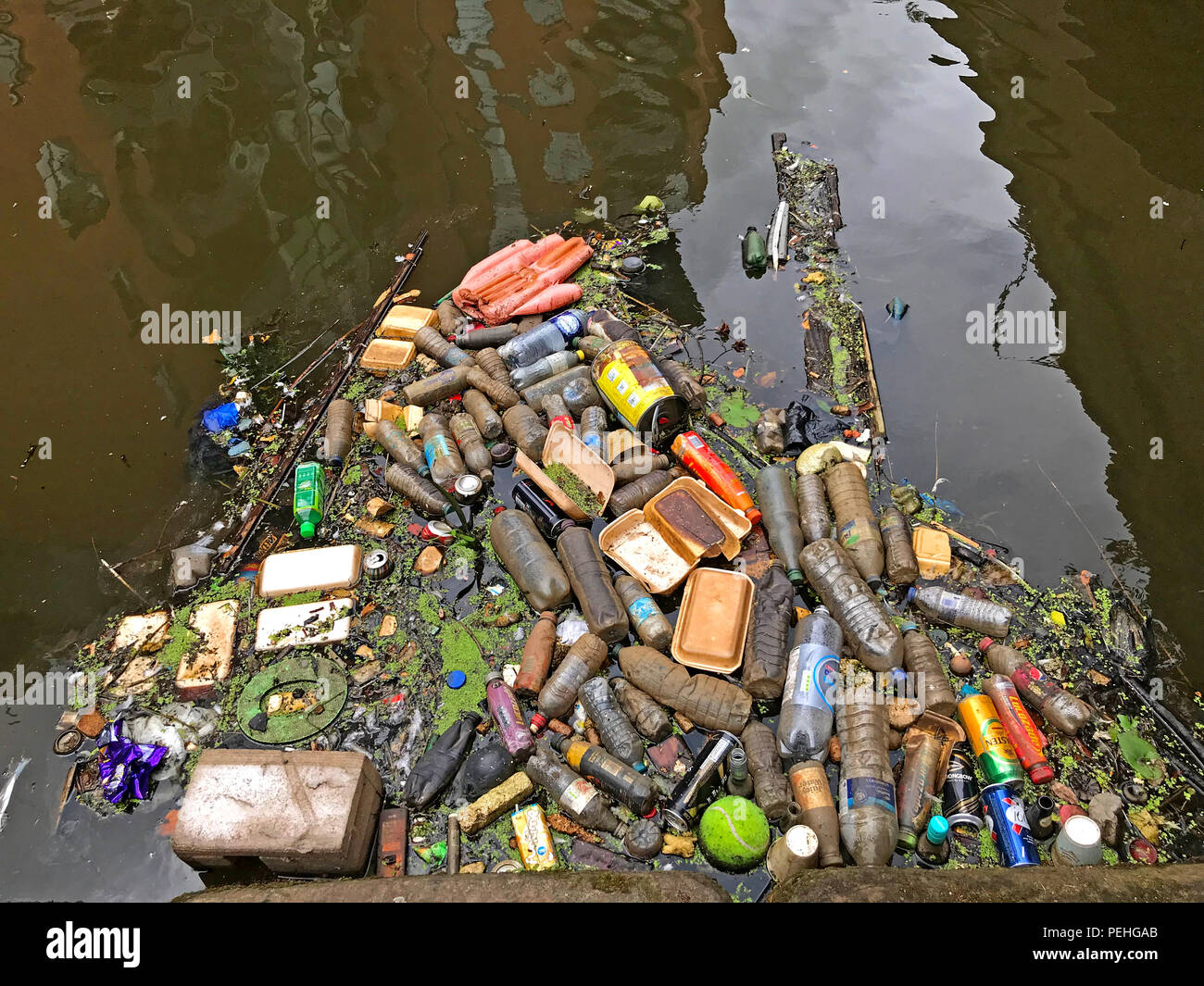 Kunststoff Abfall, in einem Kanal, Castlefields, City Centre, Manchester, North West England, Großbritannien Stockfoto