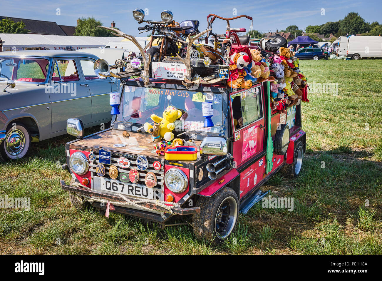 Ein urkomisch Ausstellung in einem Jahrgang countgry Messe in Wiltshire England Großbritannien mit einer alten Kit Car geschmückt mit unzähligen Kinder Spielzeug und ephemera Stockfoto