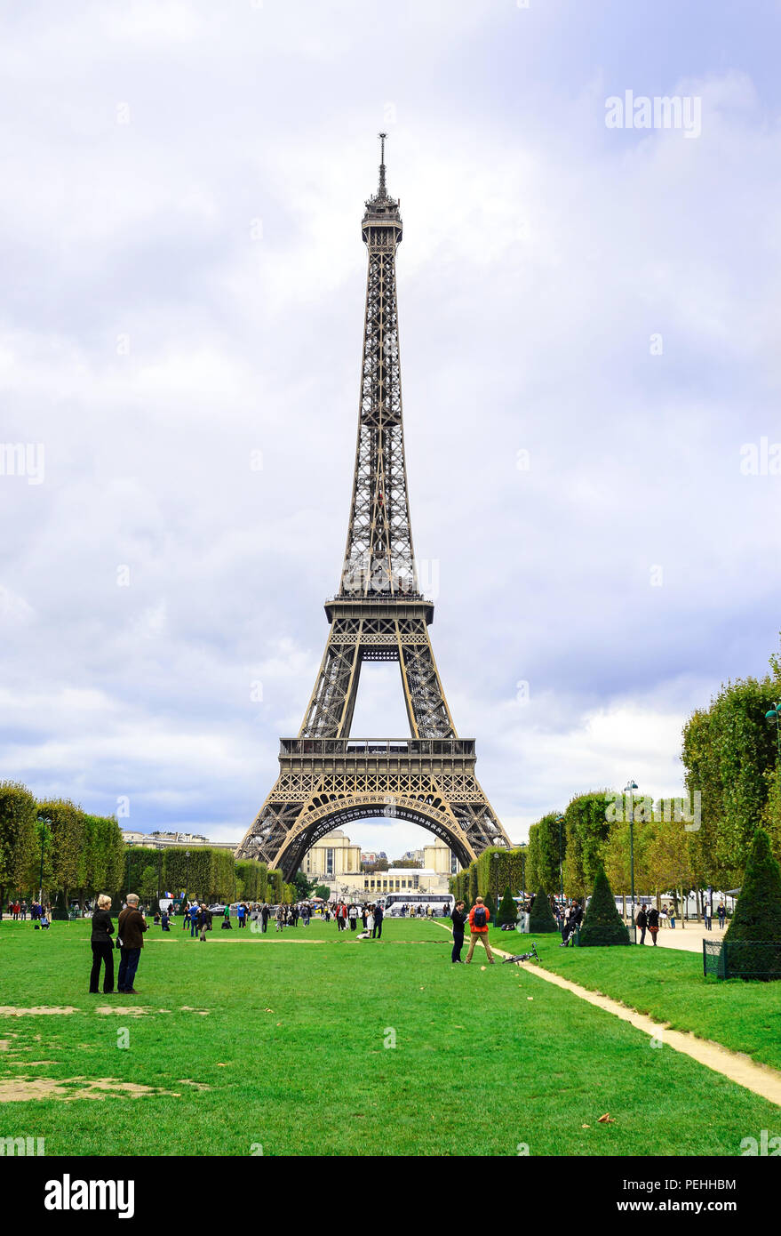 Touristen in der Nähe des Eiffelturm, Paris, Frankreich. Stockfoto