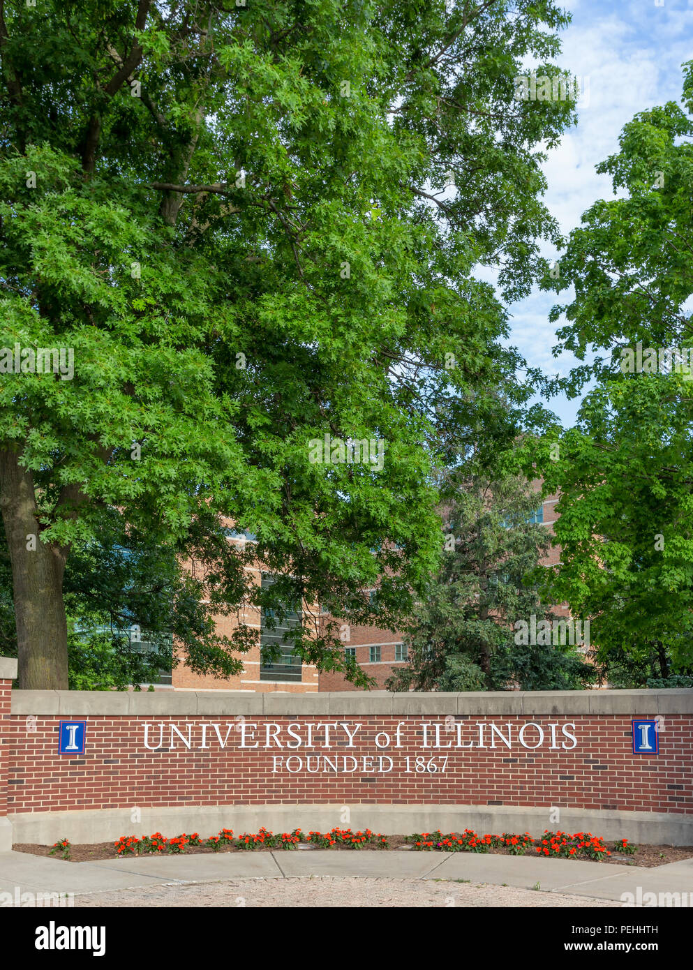 URBANA, IL/USA, 2. Juni 2018. Eingangsschild an der Universität von Illinois in Urbana-Champaign, eine öffentliche Forschungseinrichtung Universität im US-Bundesstaat Illi Stockfoto