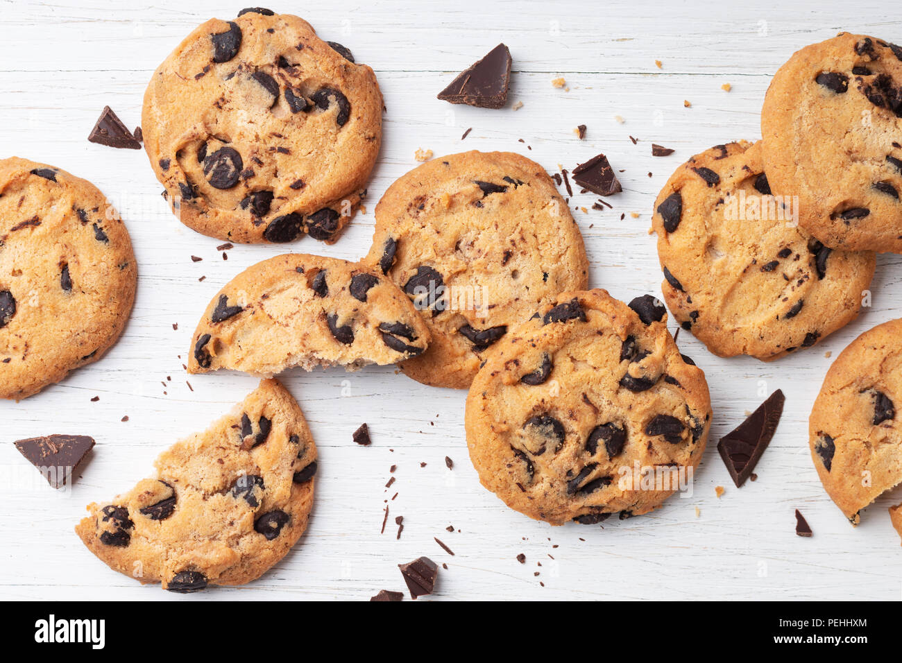 American Cookies mit Schokoladenstückchen auf weißem Holz- Hintergrund. Ansicht von oben. Stockfoto