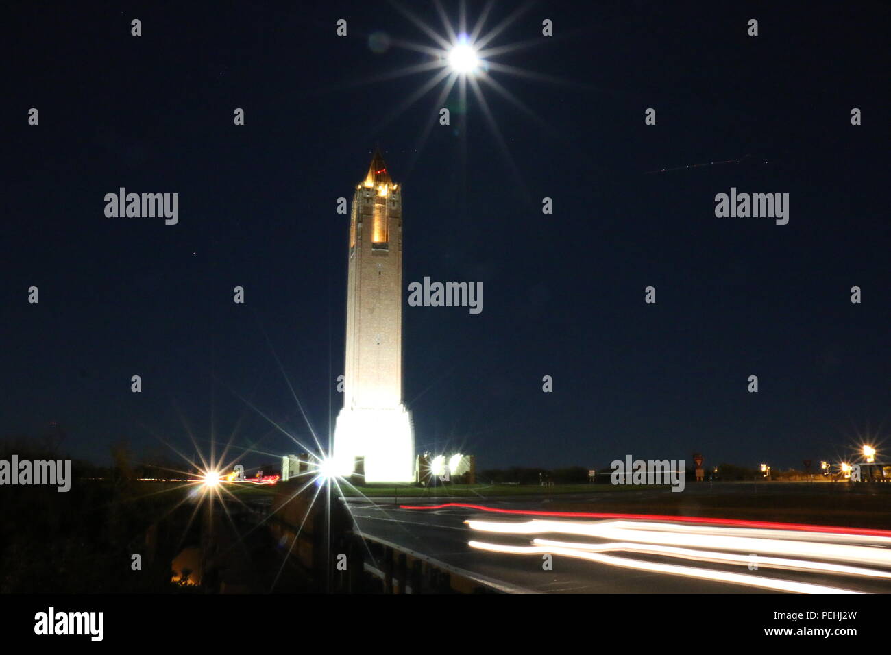 Jones Beach Water Tower in Long Island, New York mit der Supermoon im Hintergrund Stockfoto