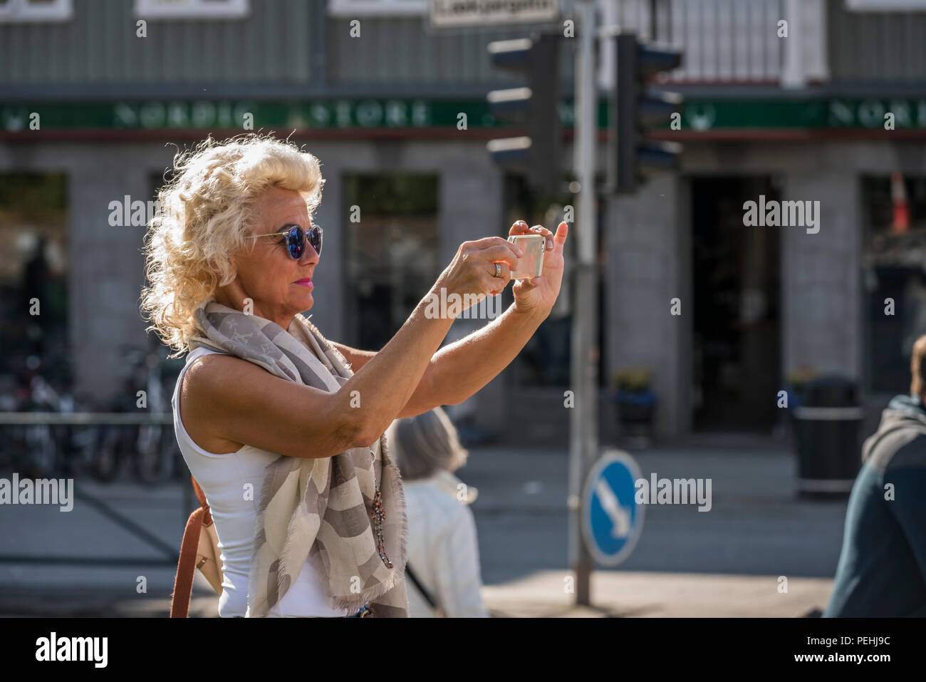 Frau, ein Foto mit einem Smart Phone, Reykjavik, Island Stockfoto