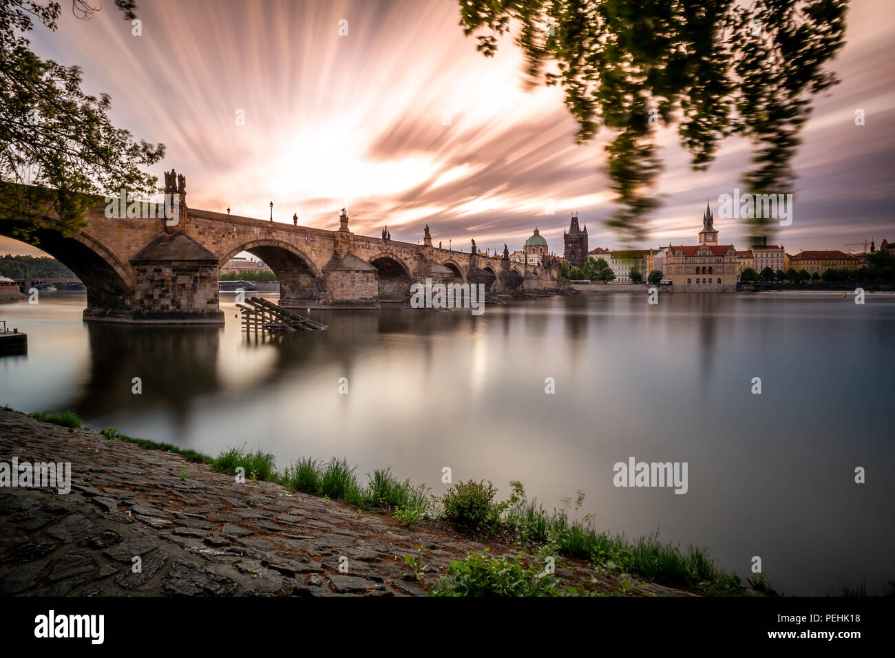 Blick auf die Karlsbrücke von Kampa mit langen Belichtungszeiten, Prag Stockfoto