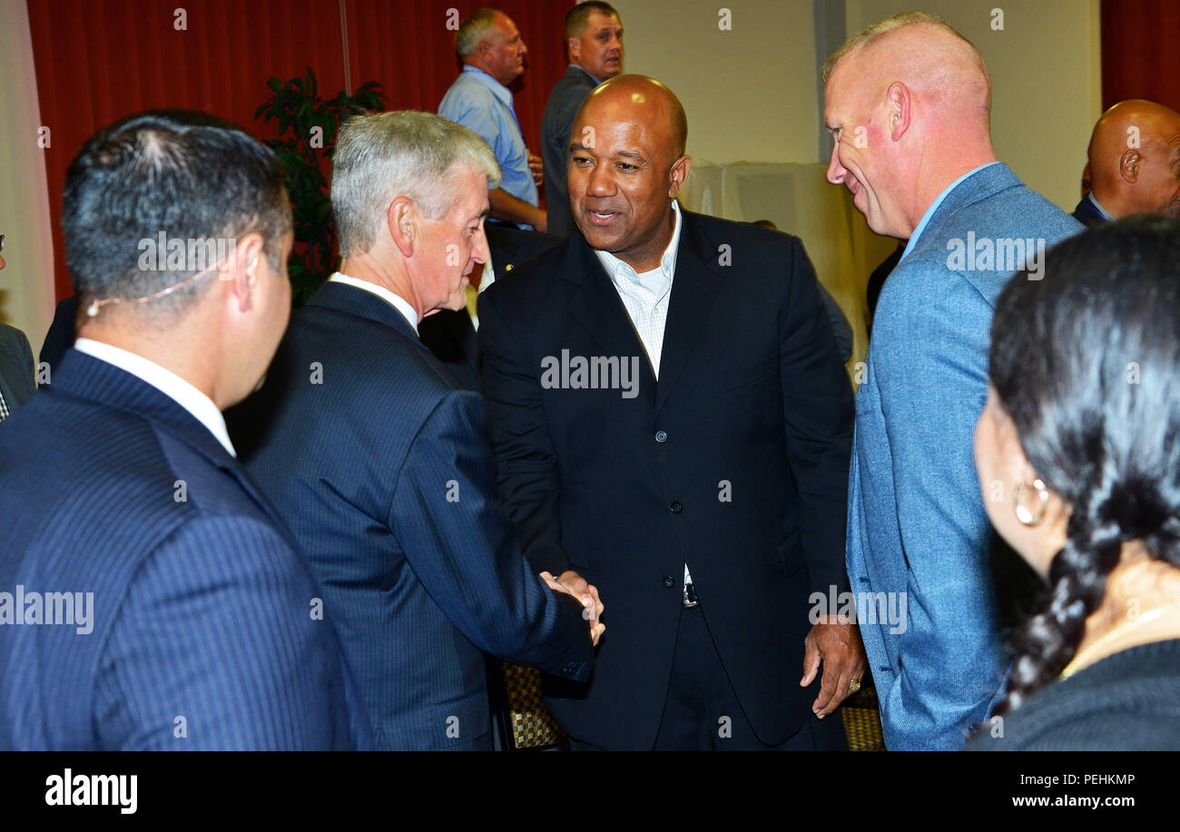 Sekretär der Armee John M. McHugh durch Generalmajor Darryl A. Williams, US-Armee Afrika kommandierender General, der in der goldenen Löwen Conference Centre, 12.08.17, 2015 in Vicenza, Italien. (Foto durch visuelle Informationen Antonio Bedin-/Freigegeben) Stockfoto