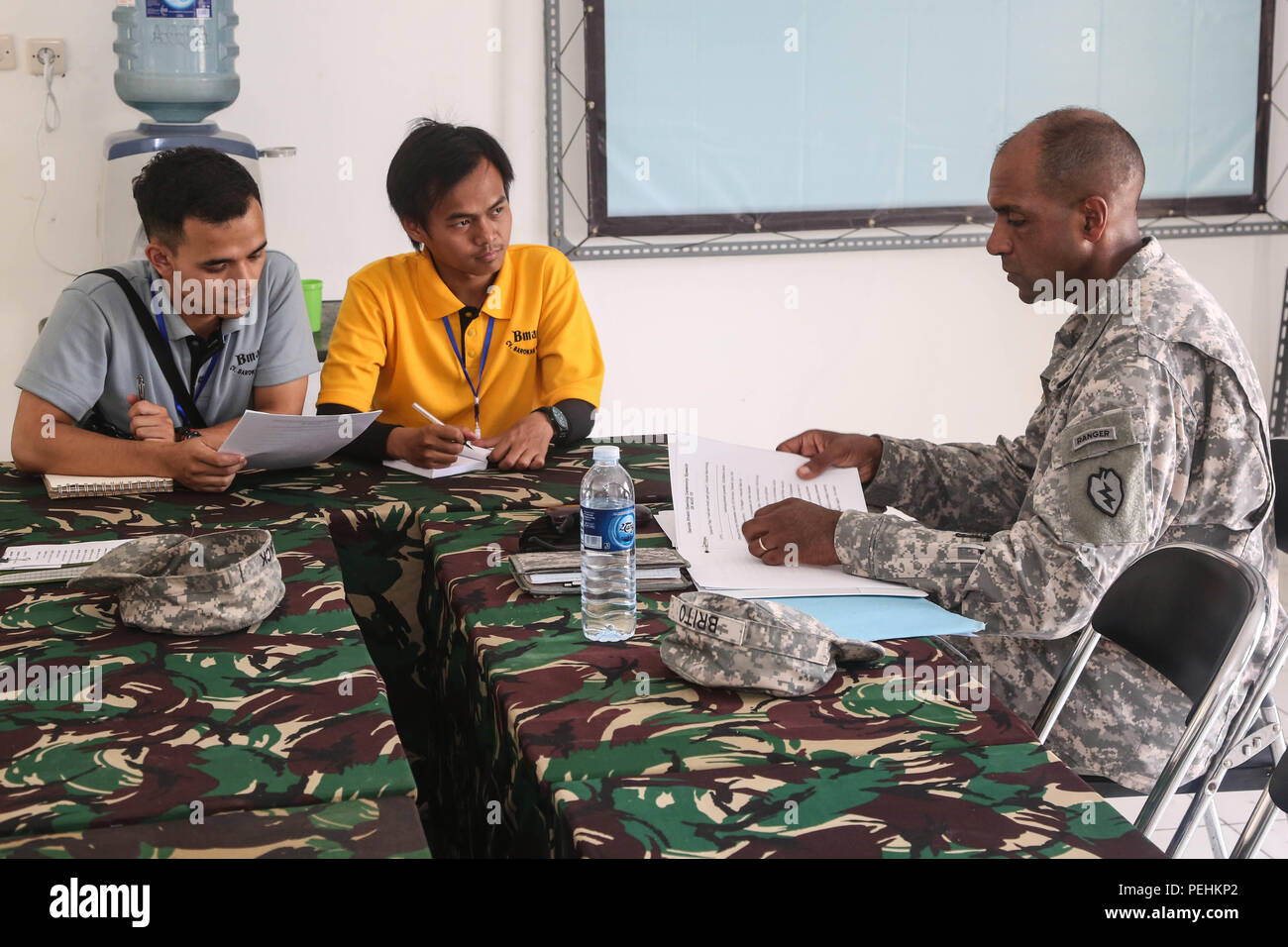 Brig. Gen. Gary Brito, stellvertretender kommandierender General der Operationen, 25 Infanterie Division, spricht mit lokale Übersetzer während Garuda Schild, Pacific Pathways 2015 Cibenda, West Java, Indonesien, Nov. 19, 2015. Garuda Shield ist eine regelmäßig geplante bilaterale Übung gesponsert von US-Army-Pacific, gehostet, die jährlich durch die Tentara Nasional Indonesia Armee der regionalen Sicherheit und Zusammenarbeit zu fördern. (U.S. Armee Foto von SPC. Michael Sharp / freigegeben) Stockfoto