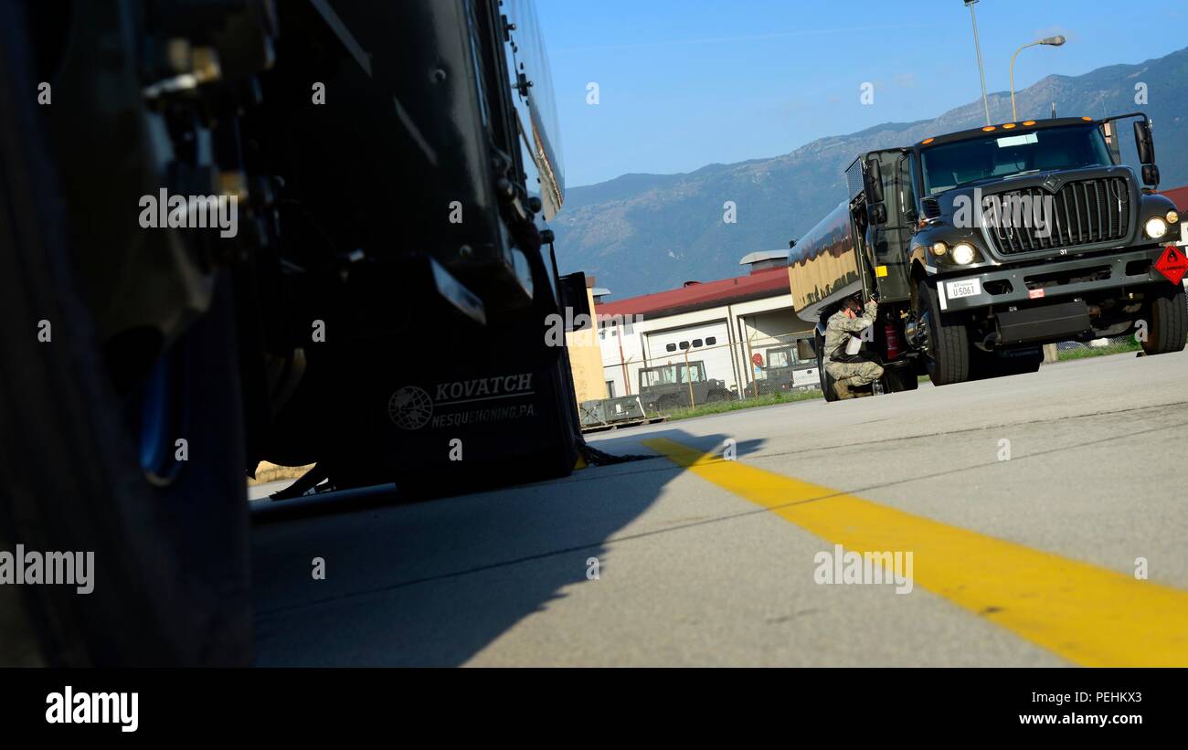 Us Air Force Airman 1st Class Austin Hayes, 31 Logistik Bereitschaft Squadron petroleum Öle und Schmierstoffe mobilen Vertrieb Bediener visuell inspiziert, Kraftstoff für Farbe, Wasser und Sedimenten, 26.08.2015, Marco d Aviano Air Base, Italien. Flieger von POL sicher, dass die richtige Menge Kraftstoff ist an verschiedenen Standorten auf Basis geliefert. (U.S. Air Force Foto von älteren Flieger Areca T.Wilson/Freigegeben) Stockfoto