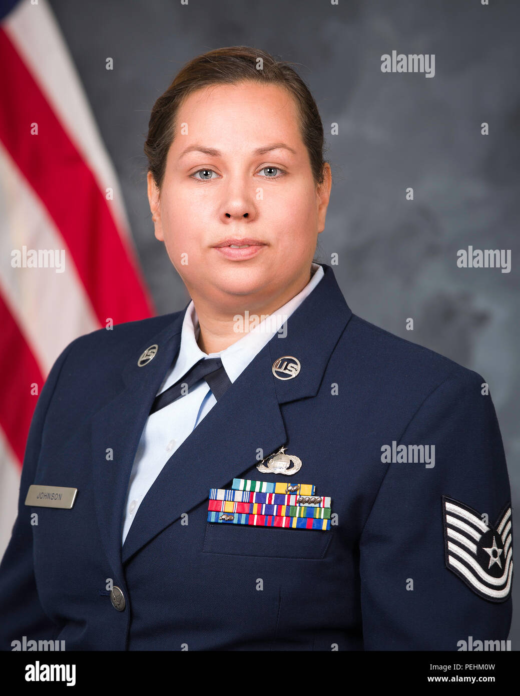 Ein offizielles Porträt des Technischen Sergeants Mandy M. Johnson, U.S. Air Force, wurde auf der Joint Base Anacostia-Bolling, Washington, D.C. aufgenommen. Das Bild zeigt uniformierte Mitarbeiter, die die Air Force repräsentieren, und hebt Rangabzeichen, Kleideruniform und Militärtrage hervor. Die gemeinsame Basis Anacostia-Bolling dient als Drehscheibe für Personal der Luftwaffe und der Navy, Verwaltungsbüros und operative Unterstützungsaktivitäten. Stockfoto