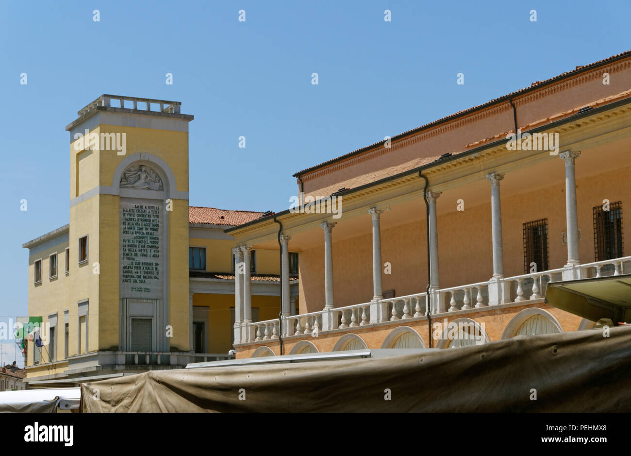 Palazzo del Podesta und Uffici Governativi Palace, 1940, faschistische Architektur (Arch. Cesare Bazzani), Faenza, Emilia Romagna, Italien Stockfoto