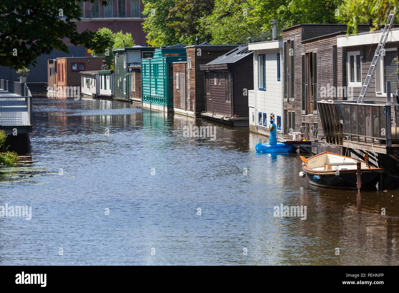 Straße von Hausbooten in einem Kanal in Delft in den Niederlanden Stockfoto