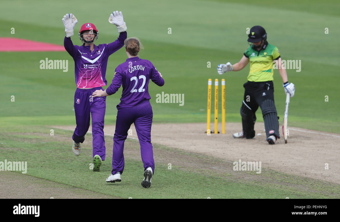 Der westlichen Storm Heather Ritter wird von Loughborough Blitz Kirstie Gordon während der Kia Super League match bei Edgbaston gerollt. Stockfoto