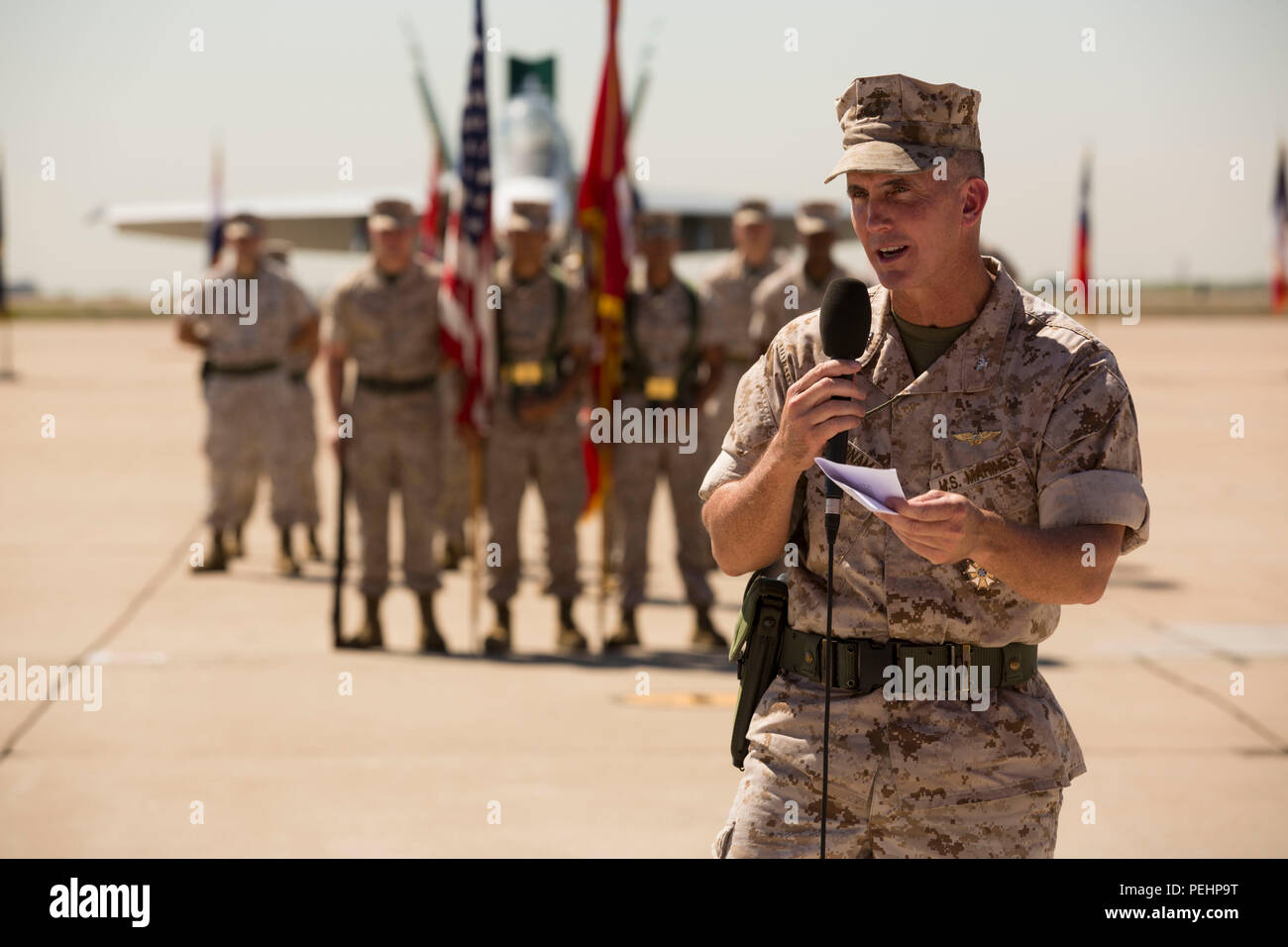 Oberst John farnam, ehemaliger kommandierender Offizier der Marine Corps Air Station Miramar, Kalifornien, spricht Mitglieder und Gäste während der Air Station ändern des Befehls Zeremonie, 12.08.28. Die Änderung der Befehl markiert auch das Ende von ungefähr 25 Jahren Farnam von aktiven Dienst in der Marine Corps. Stockfoto