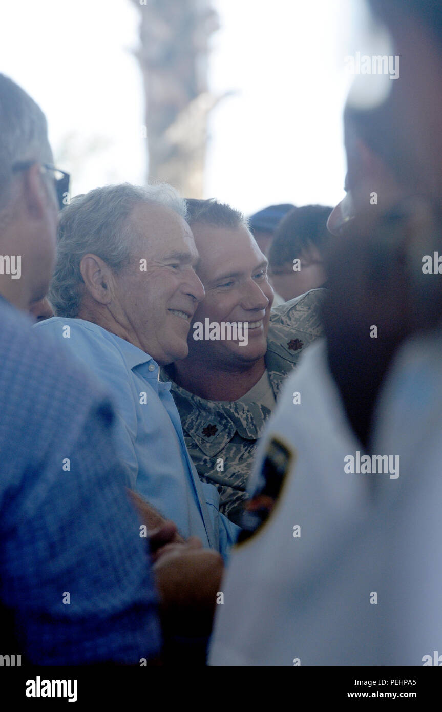 Ehemaliger Präsident George W. Bush hält einen selfie mit einem Mississippi Air National Scots Guards nach seiner Rede bei der Ersthelfer Erinnerung an der Jones Park in Gulfport zum 10ten Jahrestag Hurrikan Katrina am 12.08.28., 2015. Polizei, Feuerwehr, Militär und Einsatzkräfte aus dem ganzen Land versammelt, um den Kampf zu erinnern und die Erholung von einer der schlimmsten Naturkatastrophen in der amerikanischen Geschichte feiern. (Mississippi National Guard Foto: Staff Sgt. Scott Tynes, Oregon National Guard Public Affairs/Freigegeben) Stockfoto