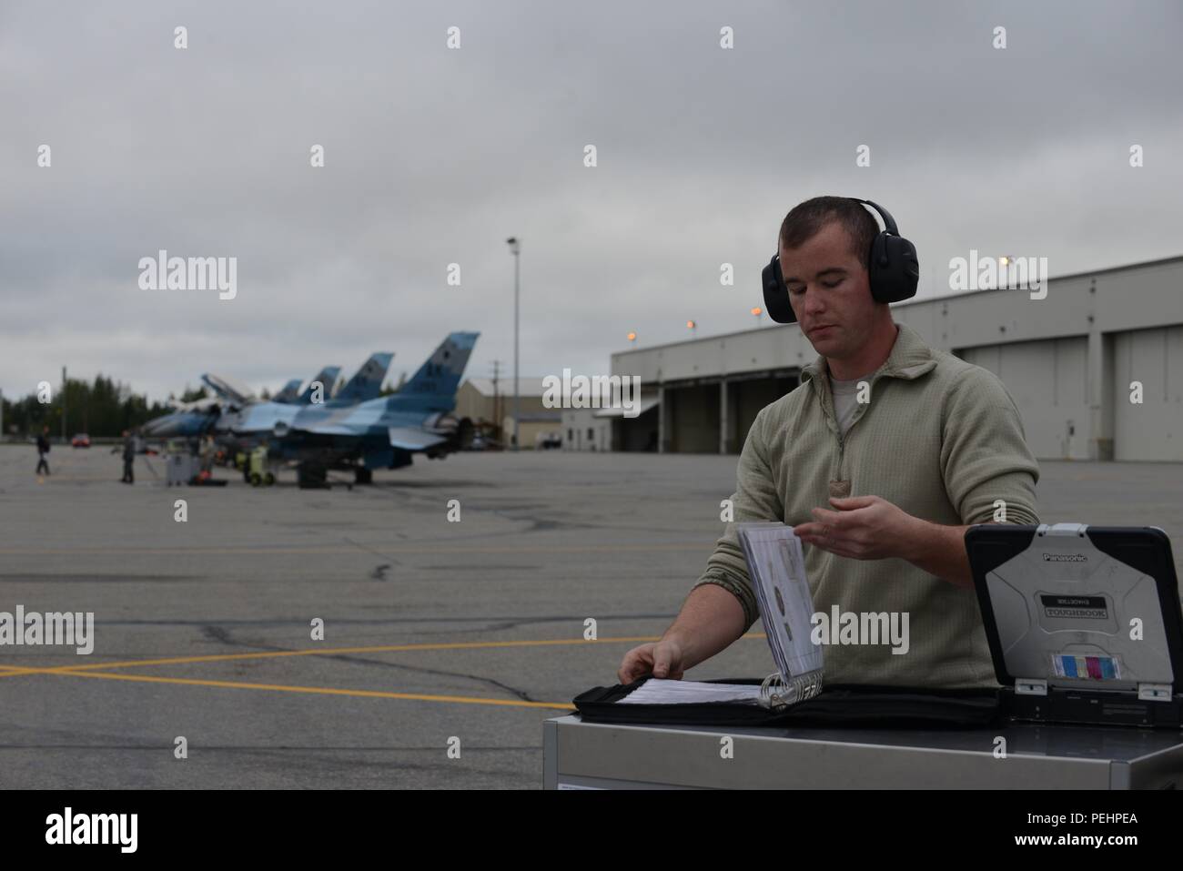 Us Air Force Senior Airman Andrew Sterns, ein 354 Aircraft Maintenance Squadron Crew Chief, Bewertungen ein Prüfbuch, 12.08.19, 2015, vor der Einleitung eines Roten Flag-Alaska (RF-A) 15-3 sortie von eielson Air Force Base, Alaska. Flieger mit der 354 Wartung Gruppe sicherzustellen, dass die Aggressoren maximieren können Schulungen für Teilnehmer von RF-A, eine Pacific Air Forces Commander - geleitete Bereich Training übung für die USA und Partner nation Kräfte, die kombinierte offensive Counter - Luft, Verbot, Close Air Support und große Kraft Ausbildung in einer simulierten Umgebung bekämpfen. (U.S. Air Fo Stockfoto