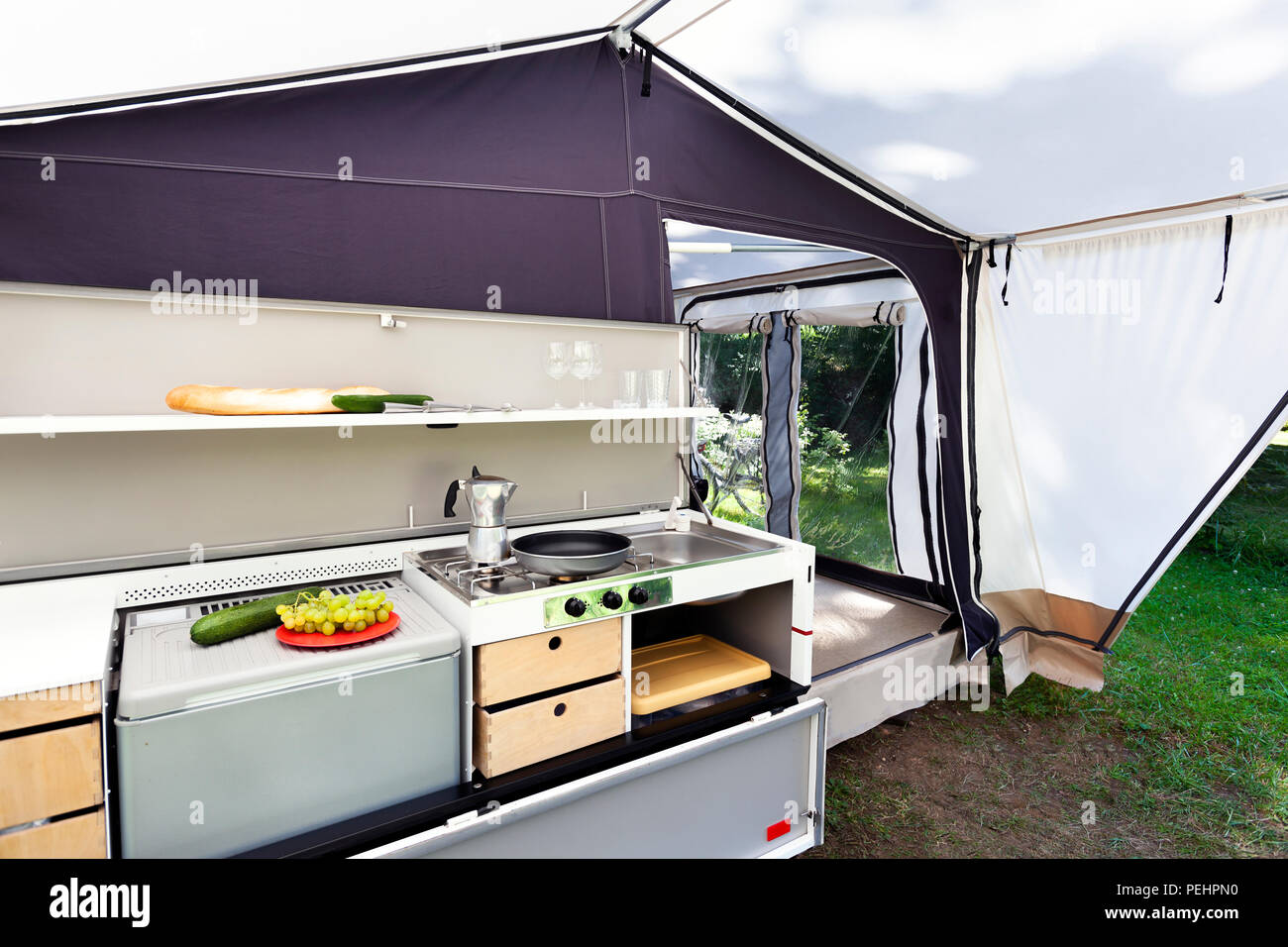 Camping oder Glamping mit einer Küche in einem Zelt Stockfotografie - Alamy