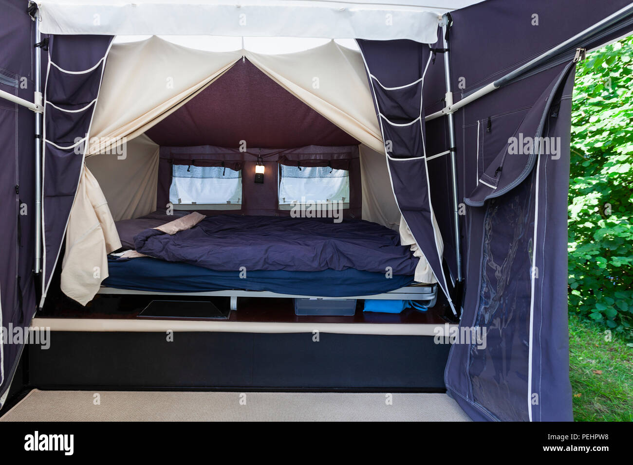 Camping oder Glamping mit einem echten Bett mit Matratze in einem Zelt  Stockfotografie - Alamy
