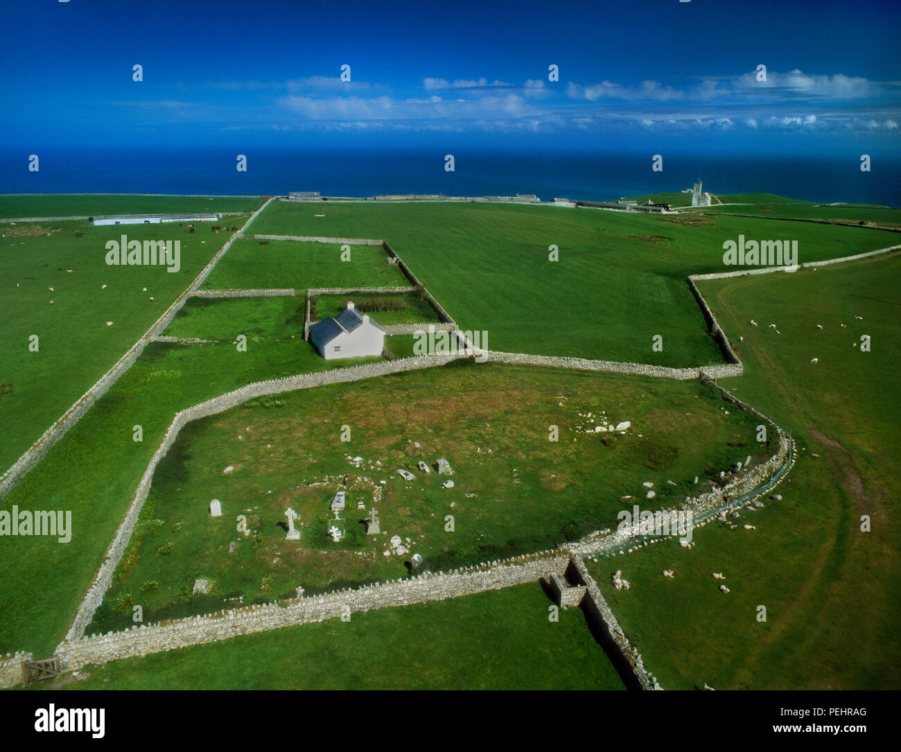 View SE einer Frühchristlichen klösterliche Anlage auf dem Beacon Hill, Lundy Island, Devon, UK, aus dem Inneren der Laterne des Alten Licht Leuchtturm getroffen. Stockfoto