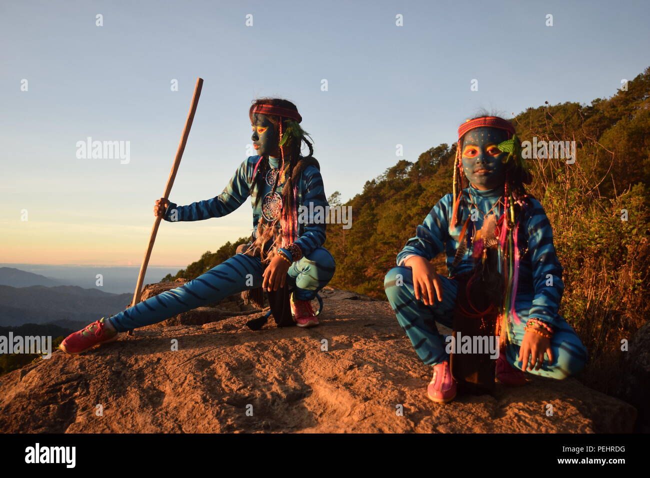 2 junge Avatar Mädchen Keytiri & Feytiri angekommen am Mount Ulap vor morgen Abend dämmerung von einer langen Reise zur Erde, und der Sonnenaufgang am Rock corral genießen. Stockfoto