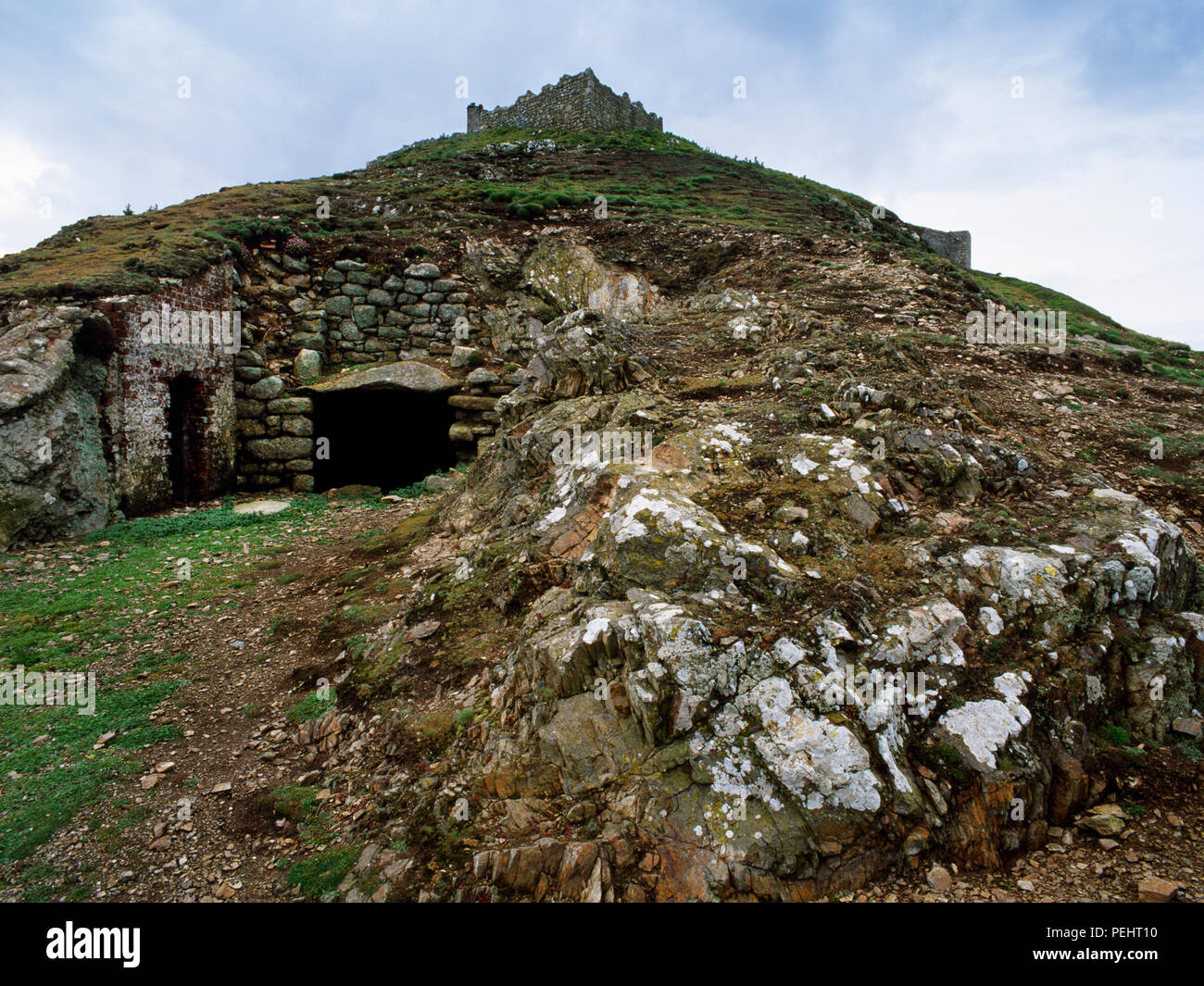 Anzeigen NW der Eingang zu Benson's Höhle unterhalb der Burg (Mariscos" Schloss) & Exerzierplatz (Schloss Parade) auf Castle Hill, Lundy Island, Devon, Großbritannien. Stockfoto