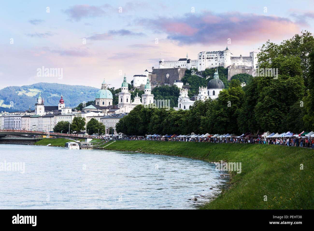 SALZBURG, Österreich - 9. JULI 2016: Touristen zu Fuß entlang des Flusses im historischen Stadtzentrum von Salzburg entfernt. Stockfoto