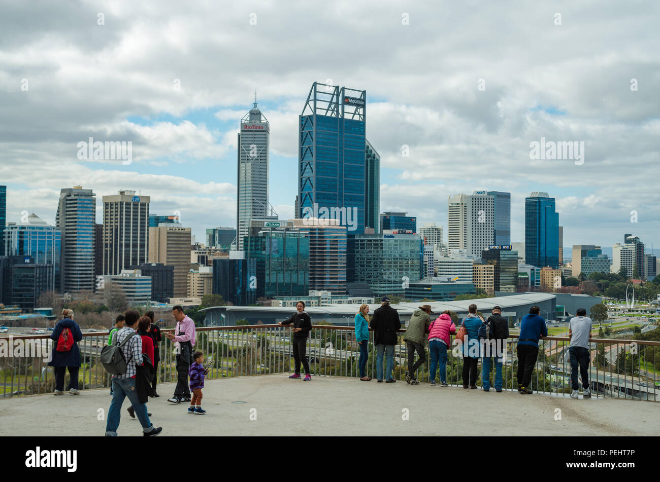Die Leute, die Fotos und die Skyline von Perth, Western Australien, Ozeanien. Von einer Aussichtsplattform in der Nähe von Kings Park. Stockfoto