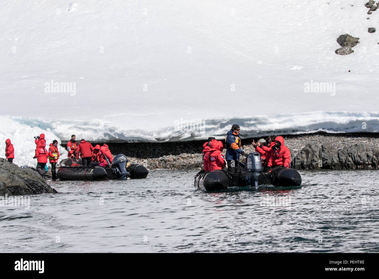 Touristen landen an der Küste der Antarktis auf Zodiacs Stockfoto