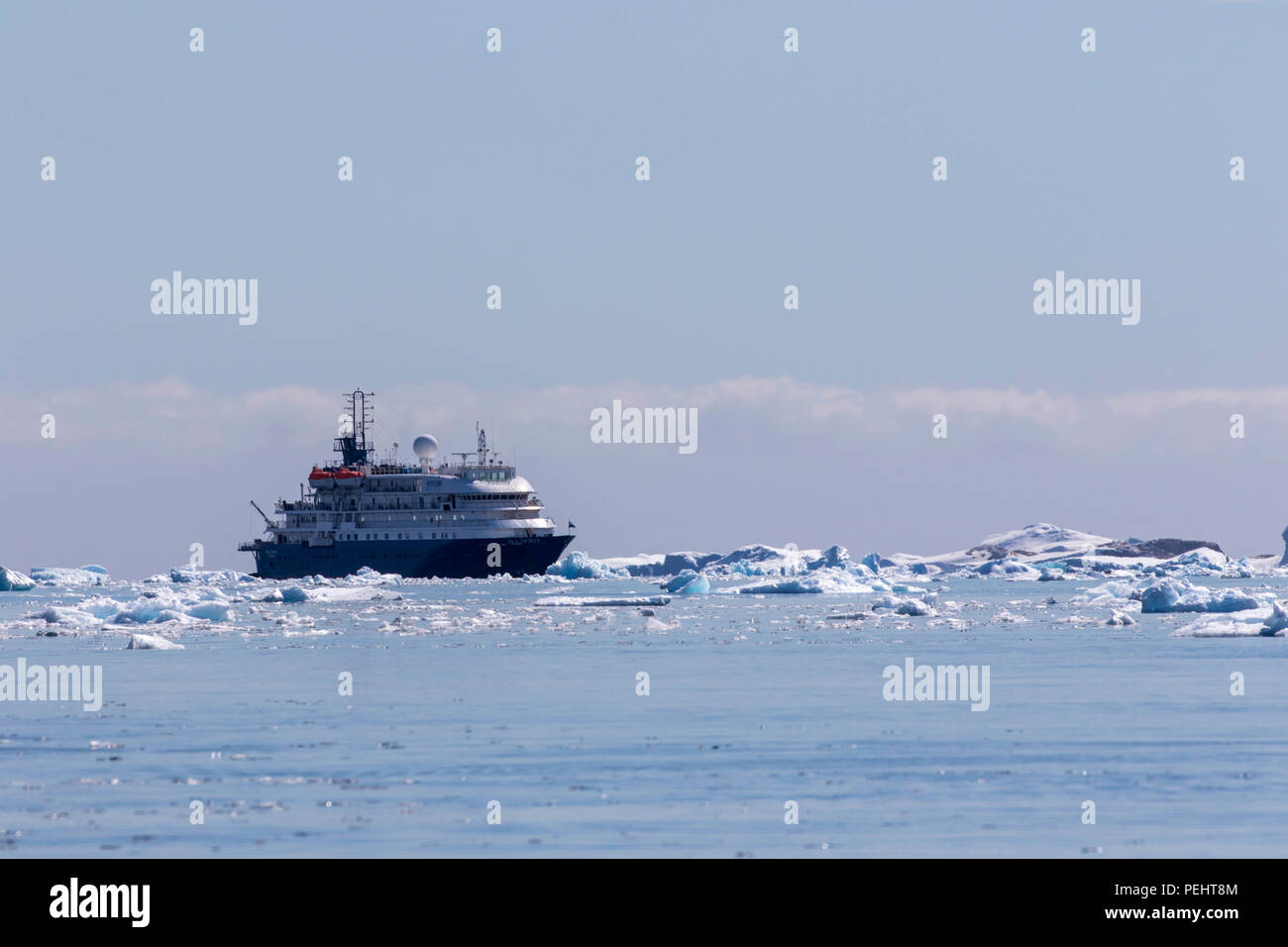 Schwimmende Eis und Kreuzfahrtschiff vor der Küste der Antarktis Stockfoto