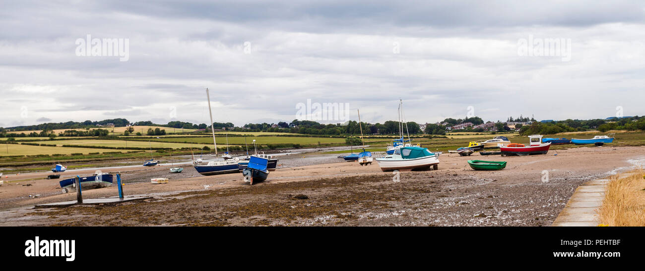 Boote im Hafen von Alnmouth, Northumberland, England, Großbritannien Stockfoto