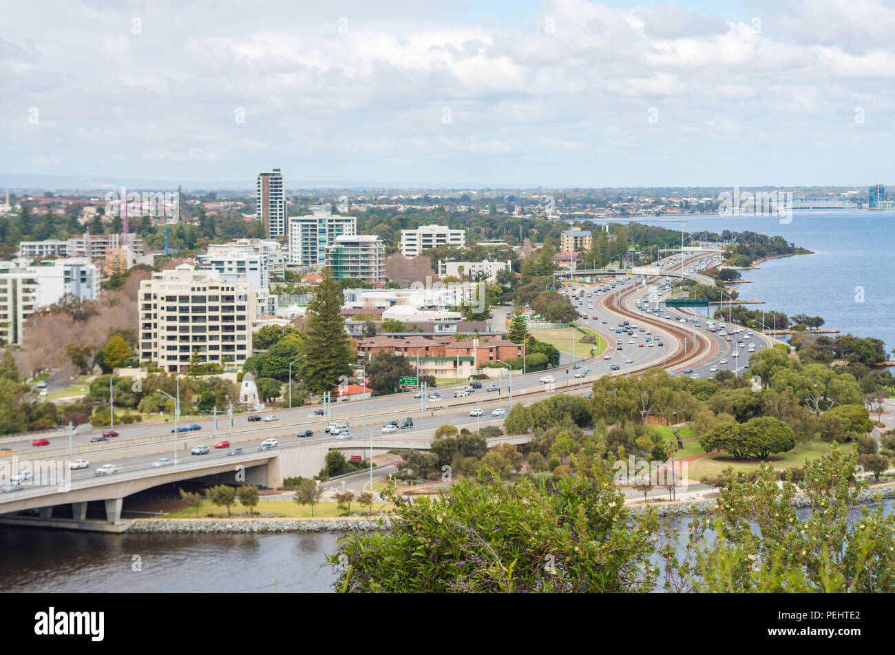 Narrows Bridge und South Perth City, Blick vom Kings Park, Perth, Western Australia Stockfoto