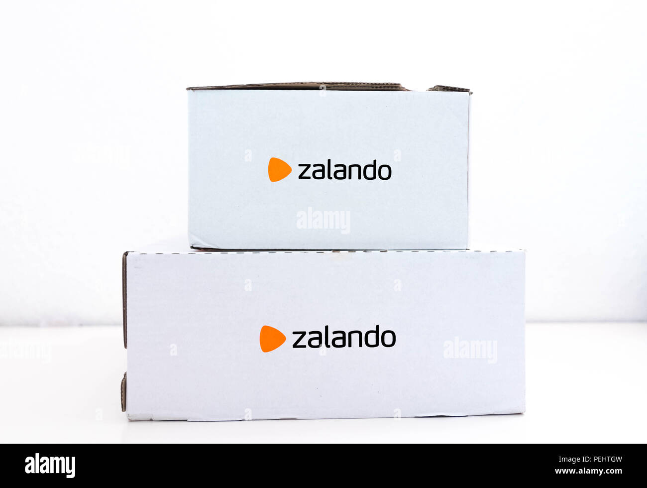 Zalando online shopping Kleidung box Karton Stockfotografie - Alamy