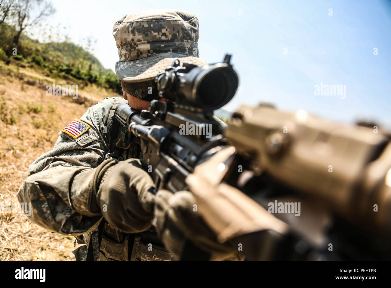 Us-Armee Pvt. Tomas Ordonez von Charlie Company, 2-27 th Infanterie Regiment, 3 Infanterie Brigade, 25 Infanterie Division, Ziel und bereitet seine M4 Carbine Gewehr bei Garuda Schild, Pacific Pathways 2015 Cibenda, West Java, Indonesien, 12.08.24, 2015 Feuer. Garuda Shield ist eine regelmäßig geplante bilaterale Übung gesponsert von US-Army-Pacific, gehostet, die jährlich durch die Tentara Nasional Indonesia Armee der regionalen Sicherheit und Zusammenarbeit zu fördern. (U.S. Armee Foto von SPC. Michael Sharp / freigegeben) Stockfoto