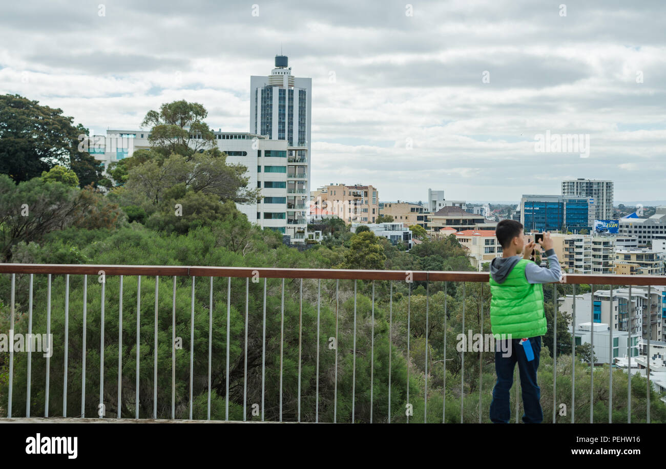 Die Leute, die Fotos und die Skyline von Perth, Western Australien, Ozeanien. Von einer Aussichtsplattform in der Nähe von Kings Park. Stockfoto