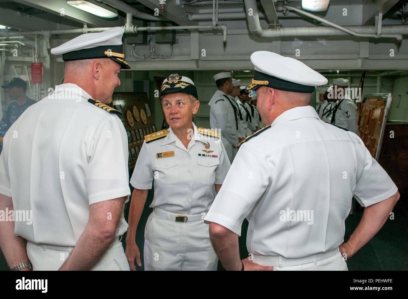 150831-N-YY 933-004 SAN DIEGO (Aug. 31, 2015) Vice Adm. Nora Tyson, Commander, U.S. 3rd Fleet, grüßt Kapitän Christopher Schraube, kommandierender Offizier der Nimitz-Klasse Flugzeugträger USS Ronald Reagan (CVN 76) und hinteren Adm. John Alexander, Commander, Kampf Kraft 7. Flotte, als sie ihren letzten Besuch das Schiff macht, bevor es für Japan fährt. Ronald Reagan, der Marine vorwärts - bereitgestellt Flugzeugträger, wich Marinestützpunkt Coronado in San Diego für Yokosuka, Japan, 12.08.31. (U.S. Marine Foto von Mass Communication Specialist 2. Klasse J.C.J. Stokes/Freigegeben) Stockfoto