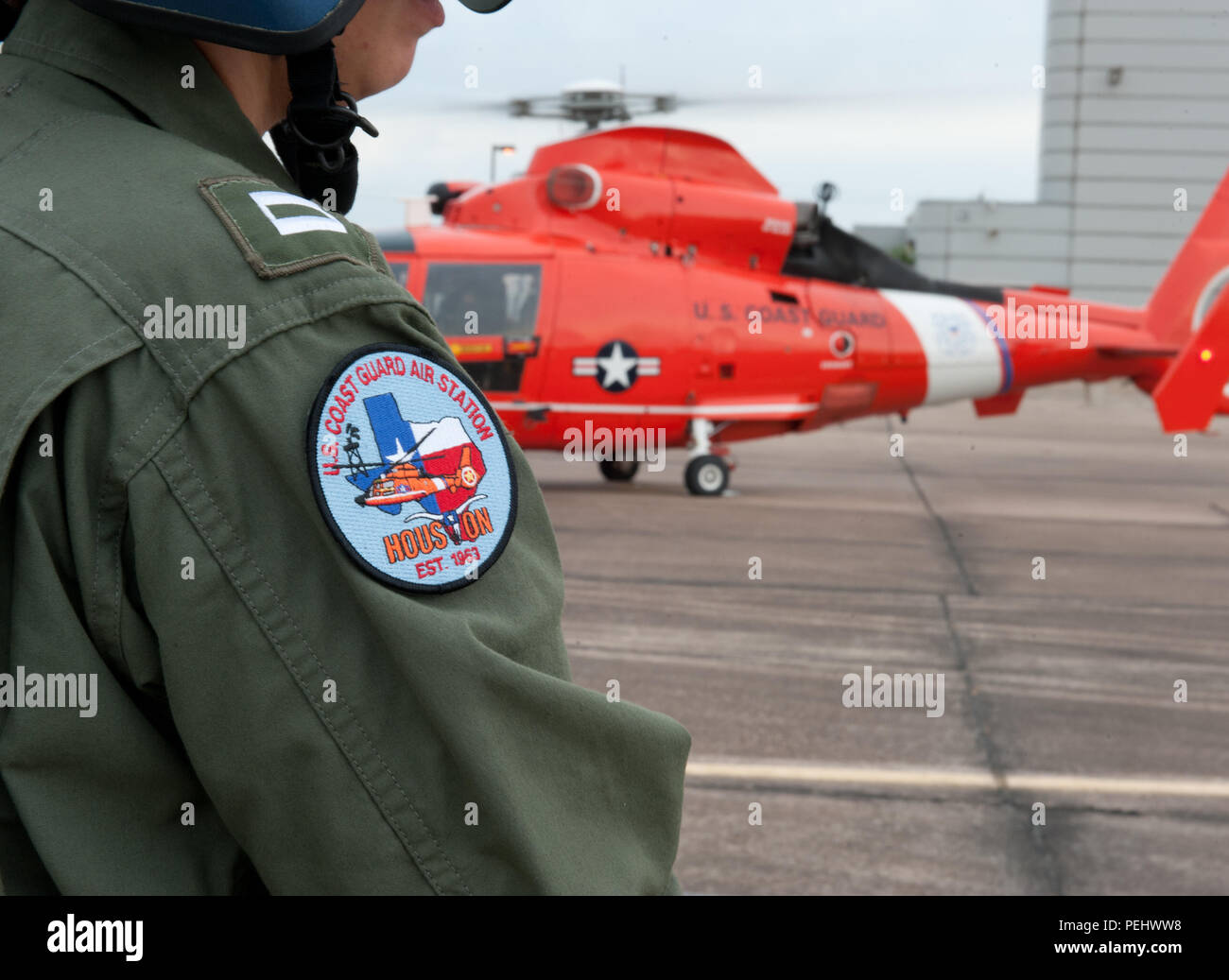 Air Station Houston Crew führt Flug Kontrollen 12.08.31., 2015. MH-65 Dolphin Helikopter ist eine kurze Reichweite recovery Hubschrauber. (U.S. Coast Guard Foto von Petty Officer 3. Klasse Jennifer A. Nease) Stockfoto