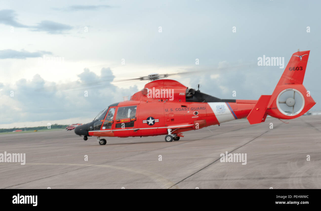 Eine Air Station Houston crew Führt Sicherheitsüberprüfungen während der Vorbereitung Flug August 31, 2015. MH-65 Dolphin ist eine kurze Reichweite recovery Hubschrauber. (U.S. Coast Guard Foto von Petty Officer 3. Klasse Jennifer A. Nease) Stockfoto