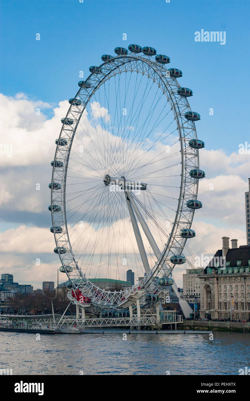 London Eye am Ufer der Themse, London. Stockfoto