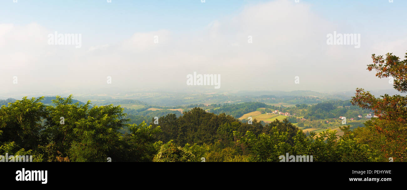 Serbische Dorf Dragacevo, Jelica, Blick auf Felder und Wiesen im Sommer, am frühen Morgen. Stockfoto