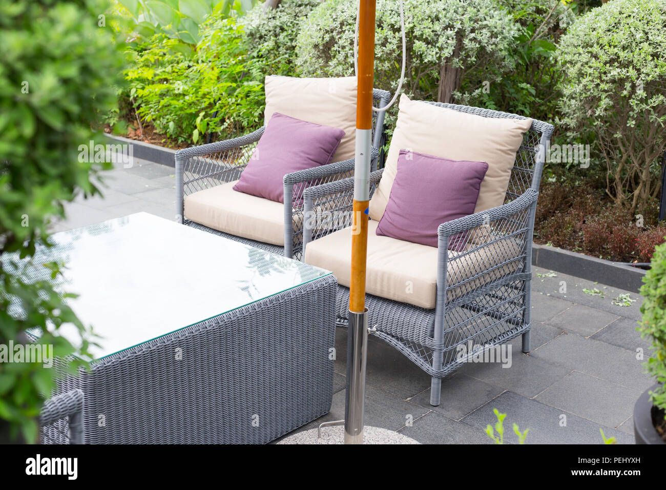 Luxus Stuhl mit piilow und Tisch im Garten Stockfoto