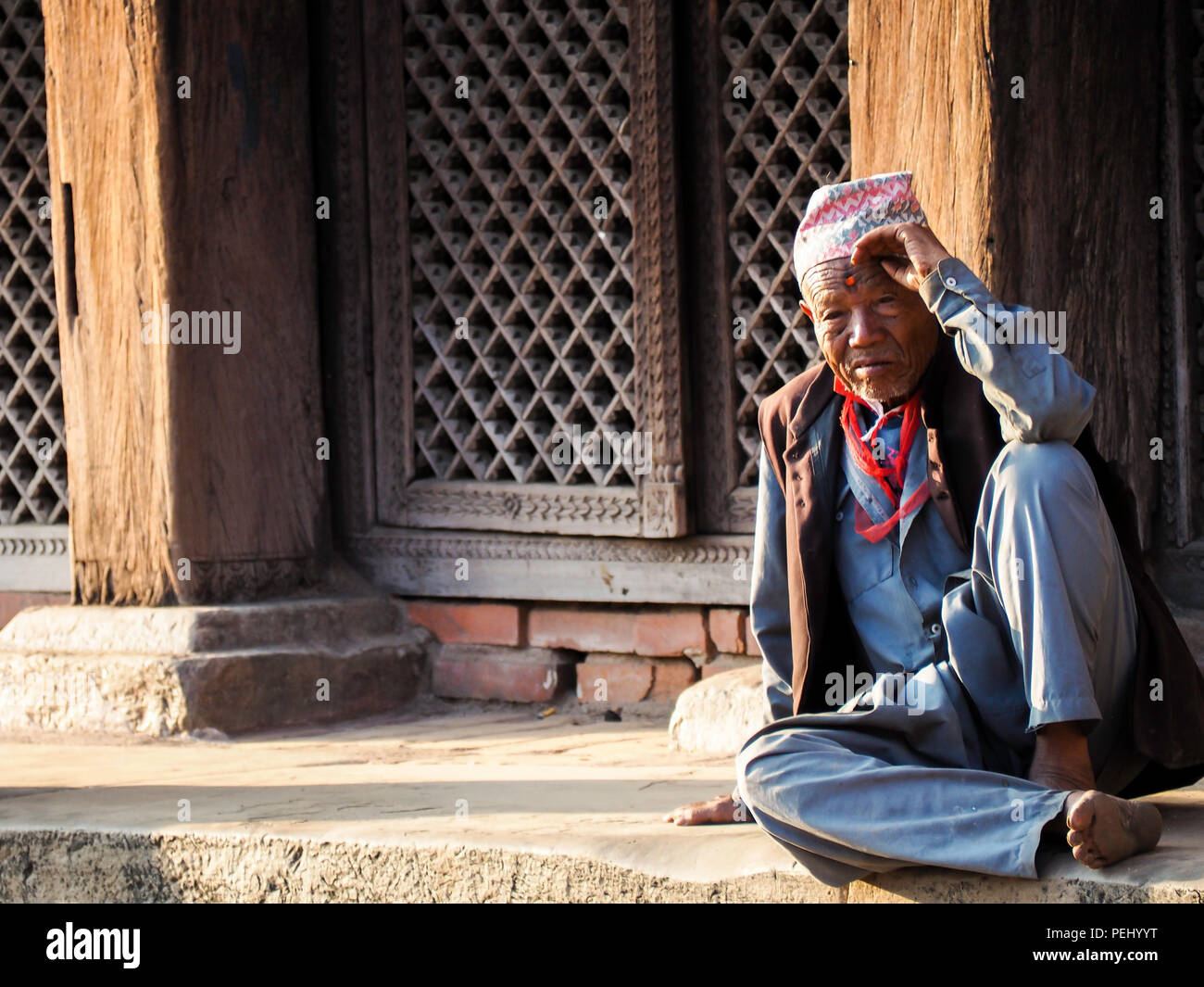 Lokale nepalesische Menschen auf der Straße Stockfoto