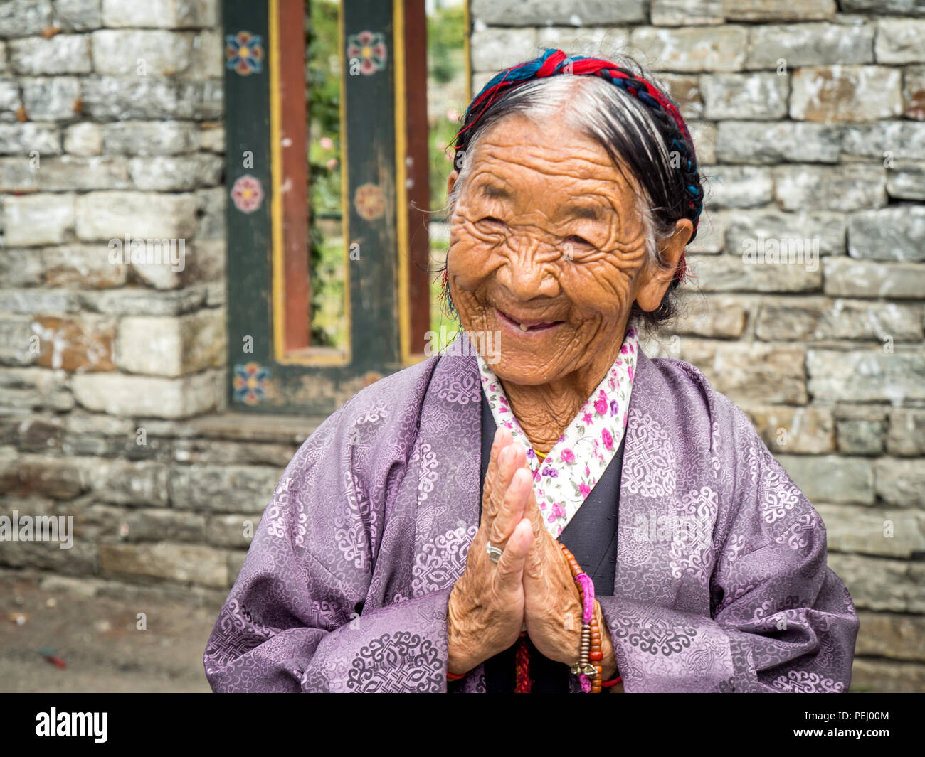 Alte bhutanischen Dame am Lächeln und Stockfoto