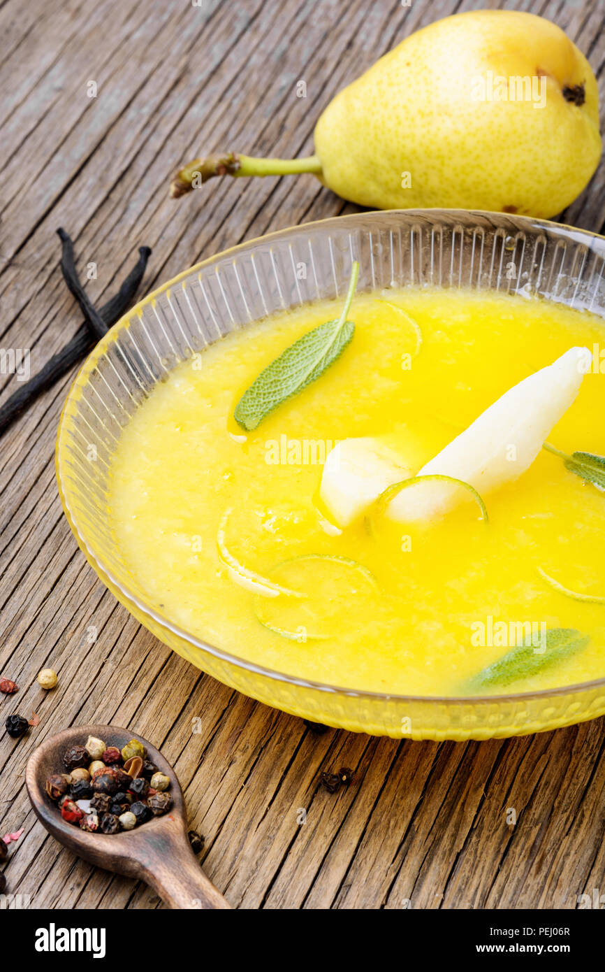 Köstliche vegetarische Creme Suppe mit Herbst Birnen. Herbst Suppe Stockfoto