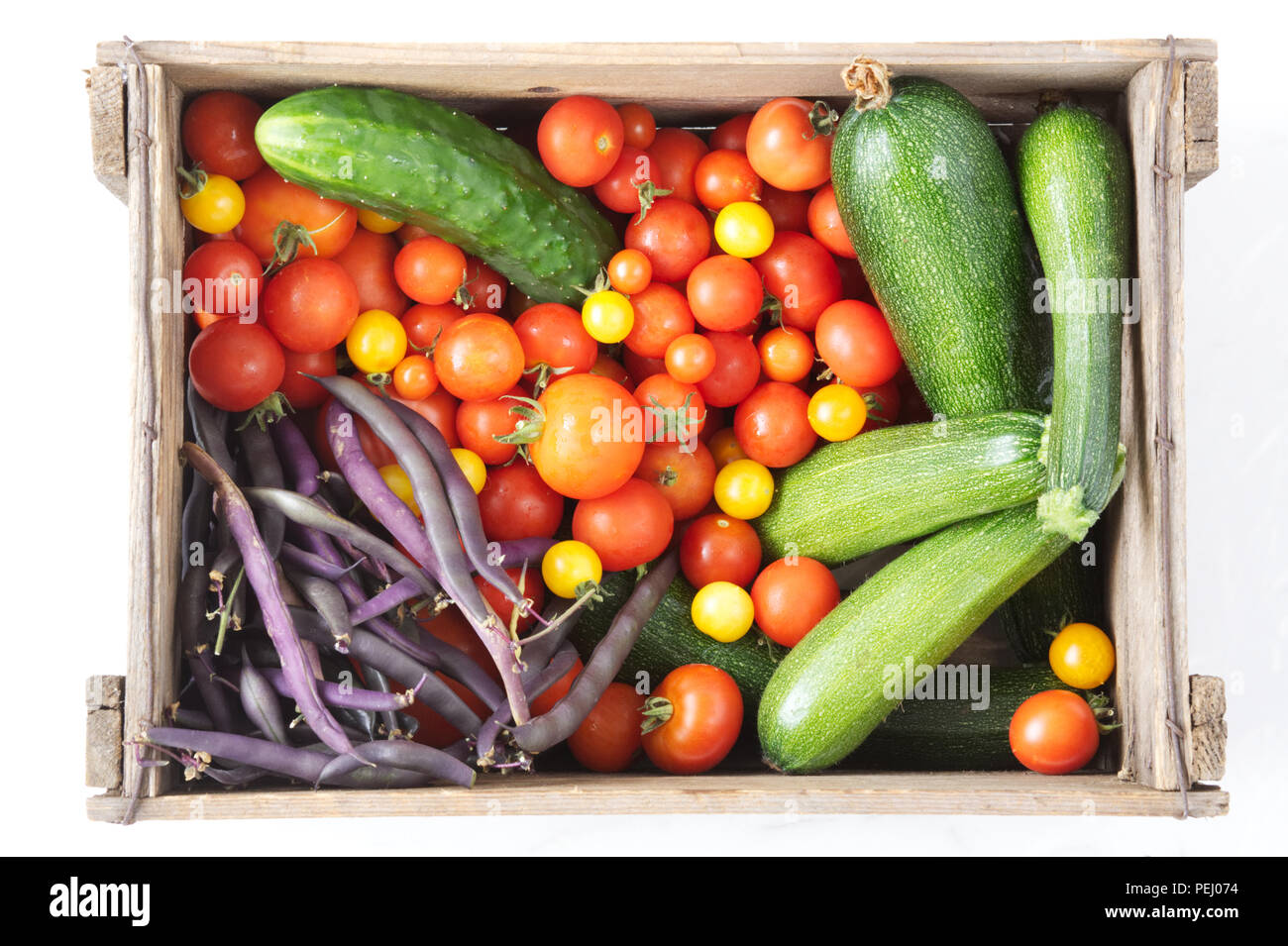 Sommer Gemüse Ernte in einer Holzkiste. Stockfoto