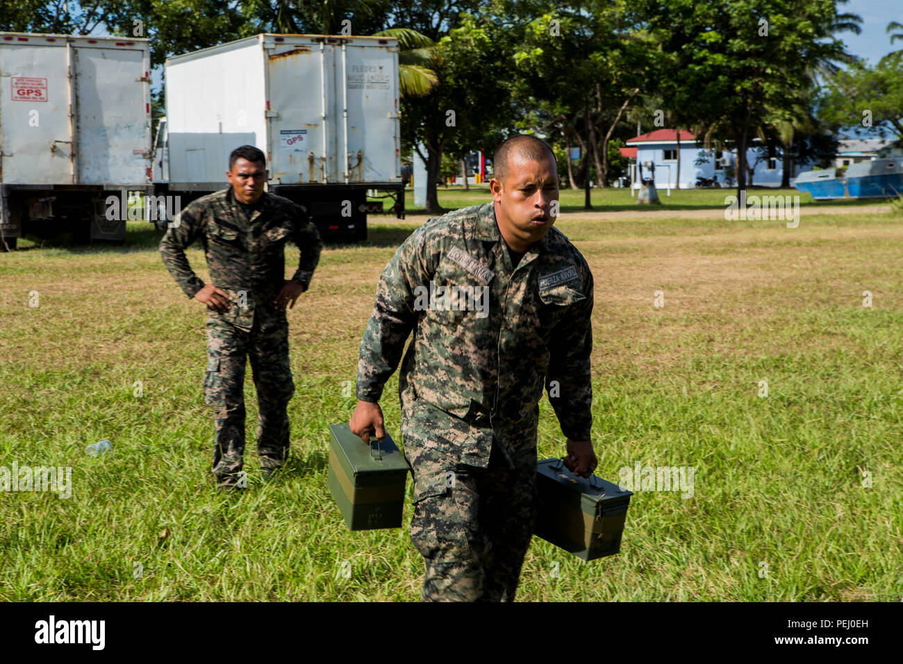 Einen honduranischen Marine läuft mit Munition Dosen während des Manövers unter Feuer Teil der Bekämpfung der Fitness Test am Marinestützpunkt Puerto Castilla, Honduras, 12.08.2015. Us-Marines mit Sicherheit Zusammenarbeit Team-Honduras, Special Purpose Marine Air-Ground Task Force-Southern Befehl das Ereignis überwacht. SCT-Honduras ist derzeit als Teil der SPMAGTF-SC bereitgestellt werden, um das Centro de Adiestramiento Naval mit der Umsetzung eines Lehrplans einen Honduranischen marine Programm zu schaffen, zu unterstützen. (U.S. Marine Corps Foto von Cpl. Katelyn Hunter/Freigegeben). Stockfoto