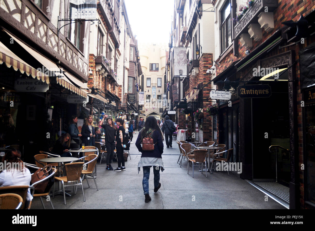Klassisches Gebäude shop für australische Menschen und fremden Reisenden besucht Reisen und Einkaufen in der Hay Street Mall am 22. Mai 2016 in Perth, Australien Stockfoto