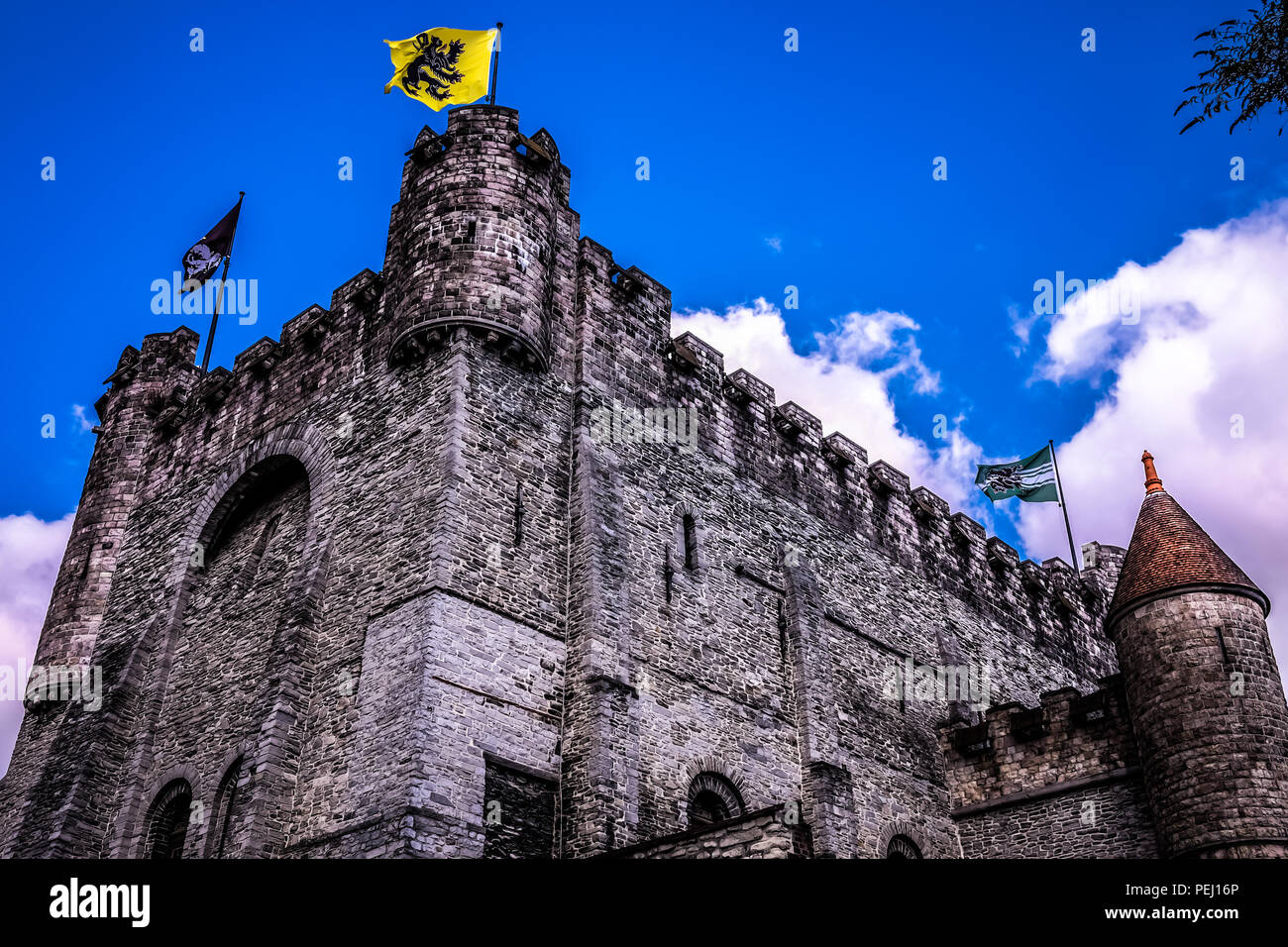 Querformat des Gravensteen Castel, in der Stadt Gent in Belgien, mit blauen Himmel im Hintergrund und die Flaggen auf der Oberseite Stockfoto