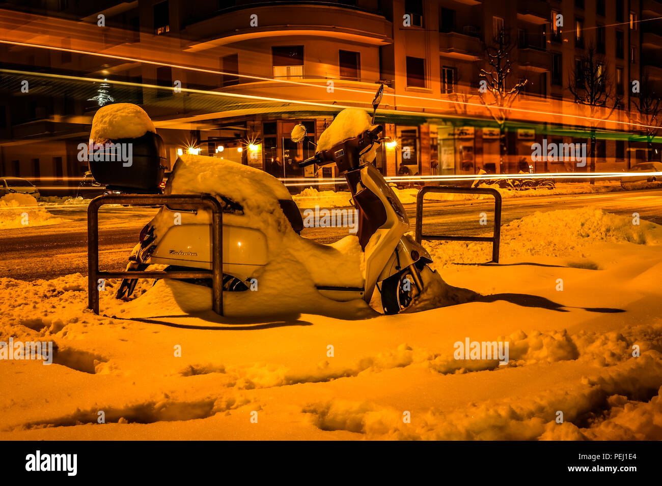 Lange Belichtung geschossen von den Straßen von Fribourg in der Schweiz, mit viel Schnee auf der Straße und Fahrzeug leichte Wanderwege im Hintergrund Stockfoto