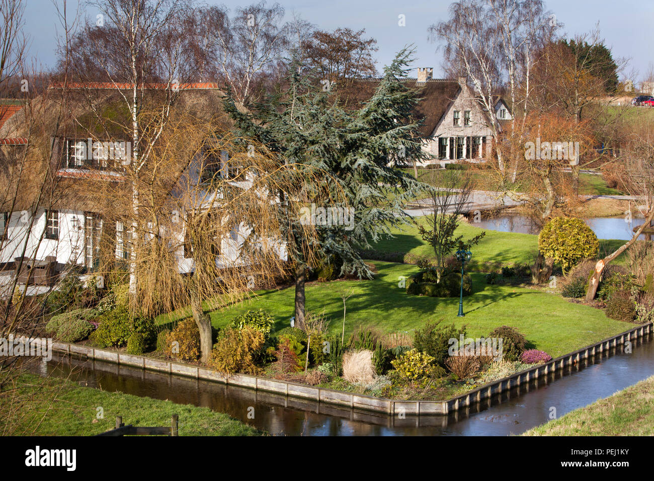 Holländische Polderlandschaft mit einem Bauernhof und einige Häuser in Capelle Aan den IJssel in den Niederlanden Stockfoto