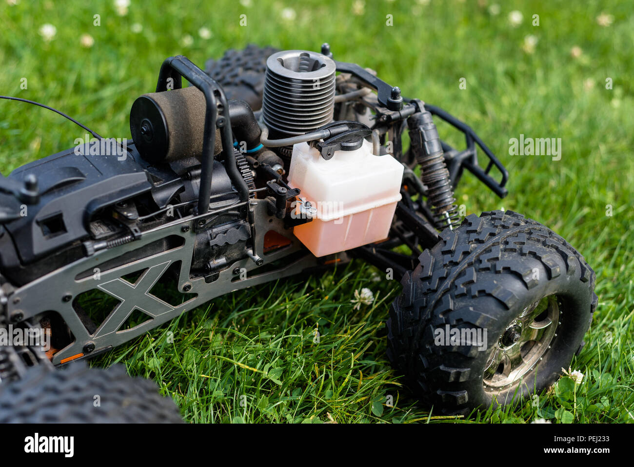 Ferngesteuertes Auto mit Verbrennungsmotor für Nitro Kraftstoff, mit einem  Zylinder, stehend auf grünem Gras Stockfotografie - Alamy